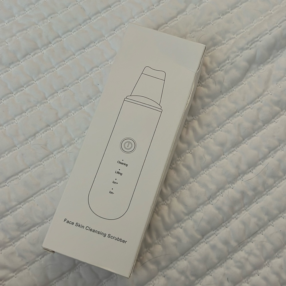 Electric face cleaner / scrubber
